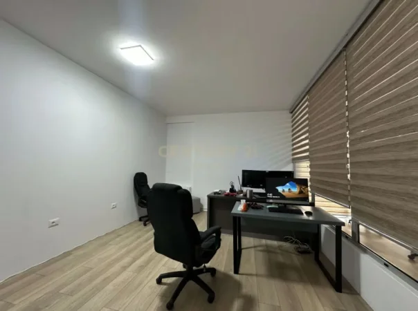 Tirane, jepet me qera zyre Kati 1, 138 m² 2.000 € (Rruga e Kavajës)