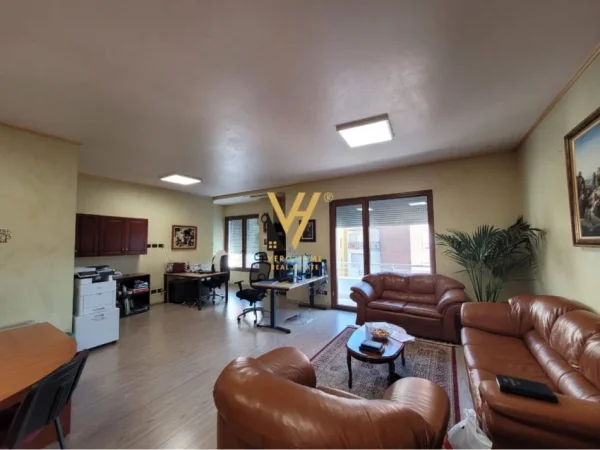 Tirane, jepet me qera zyre Kati 6, 190 m² 2.500 € (KOMPLEKSI DELIJORGJI)