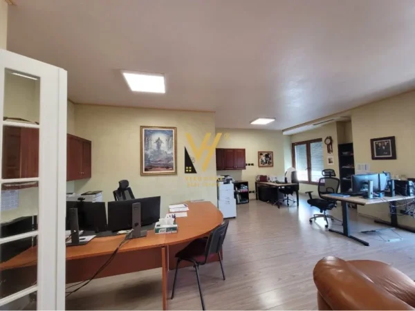 Tirane, jepet me qera zyre Kati 6, 190 m² 2.500 € (KOMPLEKSI DELIJORGJI)