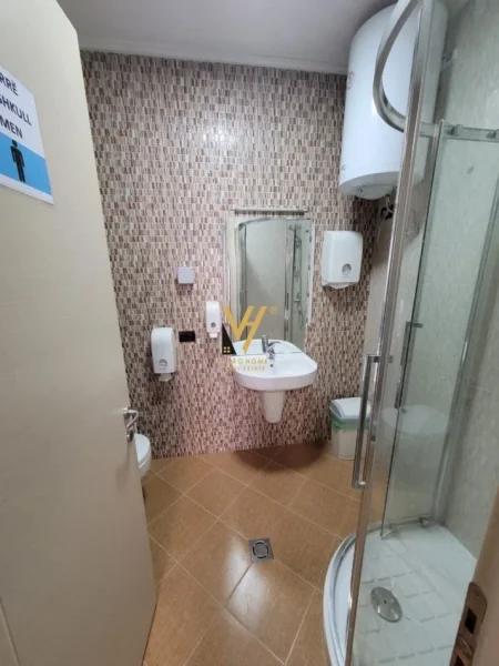 Tirane, jepet me qera zyre Kati 6, 190 m² 2.500 € (KOMPLEKSI DELIJORGJI)