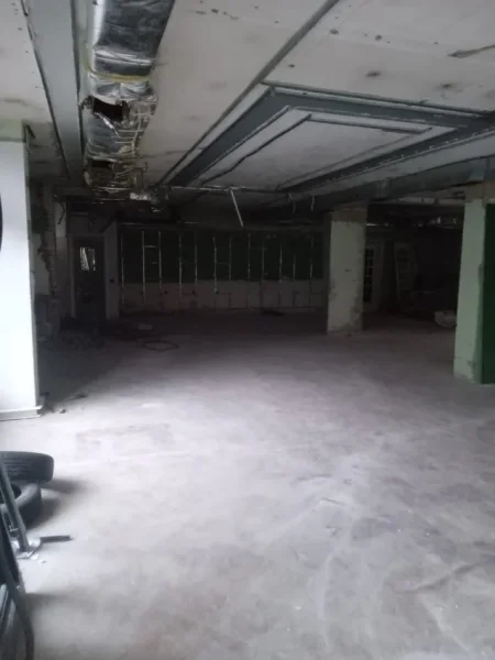 Tirane, jepet me qera ambjent biznesi Kati 0, 181 m² 2.000 € (rruga faik konica)
