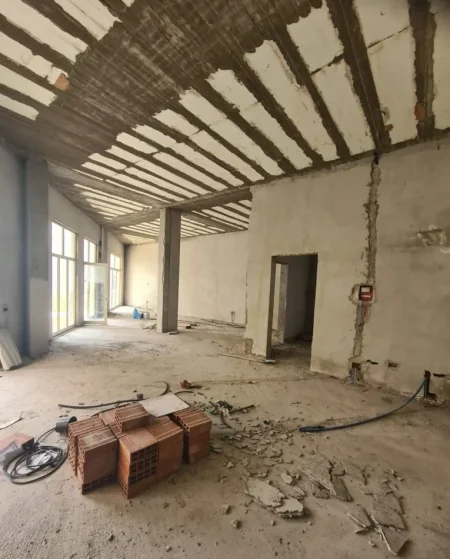 Tirane, shitet dyqan Kati 0, 161 m² 198.000 € (liqeni i thate)