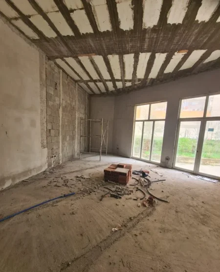 Tirane, shitet dyqan Kati 0, 161 m² 198.000 € (liqeni i thate)