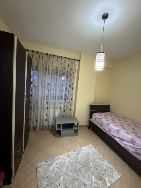 Tirane, jepet me qera apartament 2+1+Aneks+Ballkon Kati 3, 81 m² 450 € (fresk)