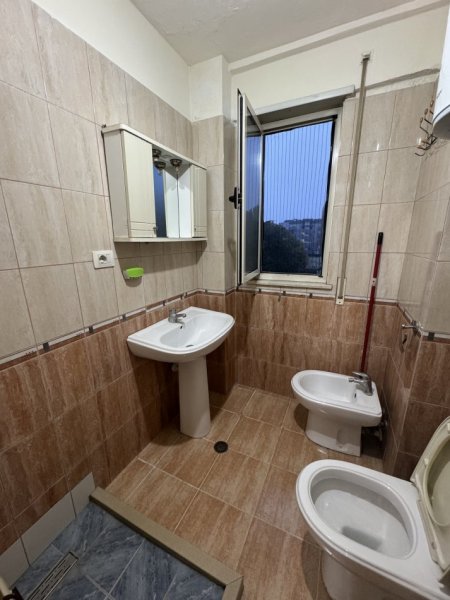 Tirane, jepet me qera apartament 2+1+Aneks+Ballkon Kati 3, 81 m² 450 € (fresk)