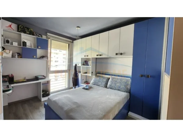 Tirane, jepet me qera apartament 3+1 Kati 6, 150 m² 1.800 € 
