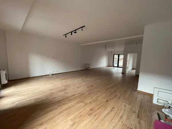 Tirane, jepet me qera ambjent biznesi Kati 2, 300 m² 3.500 € (Astir)