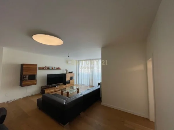 Tirane, shitet apartament 4+1 Kati 3, 325 m² 450.000 € (Kinostudio)