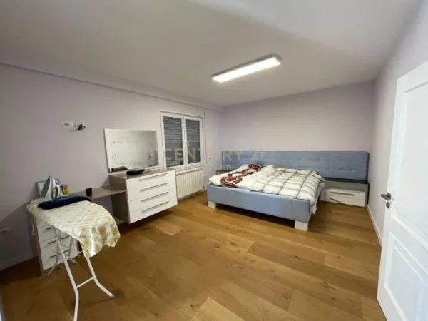 Tirane, shitet apartament 4+1 Kati 3, 325 m² 450.000 € (Kinostudio)