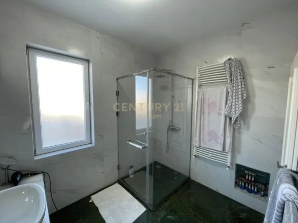 Tirane, shitet apartament 4+1 Kati 3, 325 m² 450.000 € (Kinostudio)
