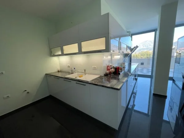 Tirane, shitet apartament 4+1 Kati 3, 325 m² 450.000 € (Kinostudio)