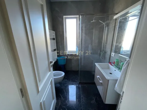 Tirane, shitet apartament 4+1 Kati 3, 325 m² 450.000 € (Kinostudio)