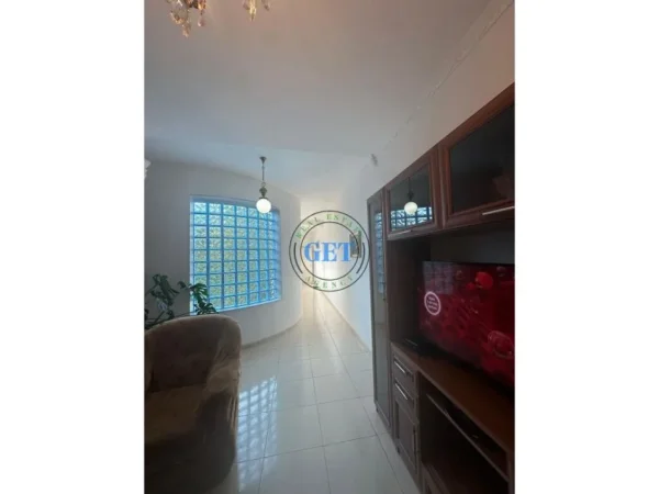 Durres, jepet me qera apartament 2+1 Kati 3, 100 m² 600 € (Gjykata)