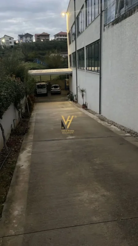 Tirane, jepet me qera magazine Kati 0, 800 m² 4.000 € (TEGU)