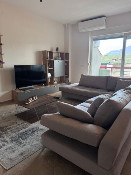 Tirane, jepet me qera apartament 2+1+Ballkon Kati 4, 110 m² 650 € (LIQENI I THATE)