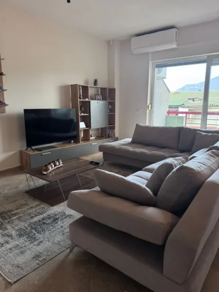 Tirane, jepet me qera apartament 2+1+Ballkon Kati 4, 110 m² 650 € (LIQENI I THATE)