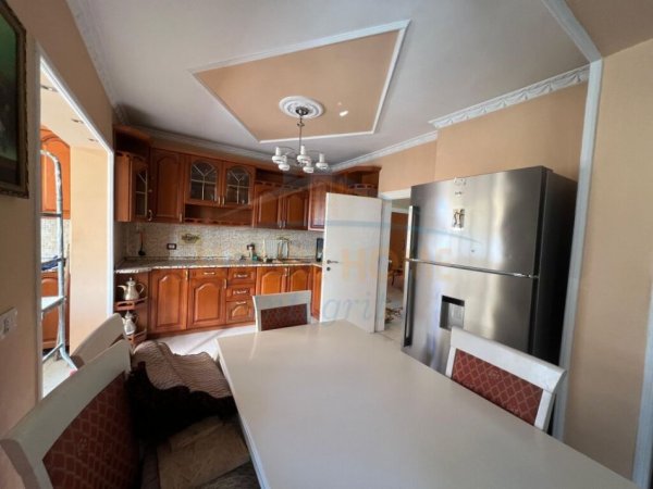 Tirane, shitet apartament 2+1 Kati 4, 90 m² 175.000 € (Rruga e Kavajes)