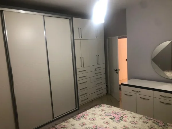 Tirane, jepet me qera apartament 2+1+Aneks+Ballkon Kati 3, 100 m² 650 € (Komuna e Parisit)