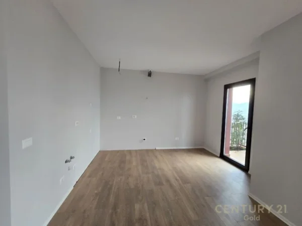 Tirane, jepet me qera zyre Kati 17, 160 m² (Garden Building)