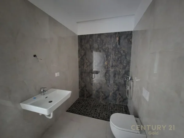 Tirane, jepet me qera zyre Kati 17, 160 m² (Garden Building)