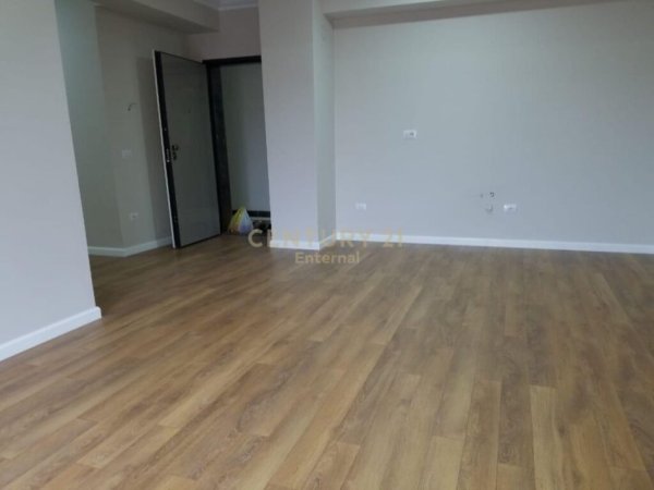 Tirane, jepet me qera zyre Kati 5, 110 m² 1.000 € (Myslym Shyri)