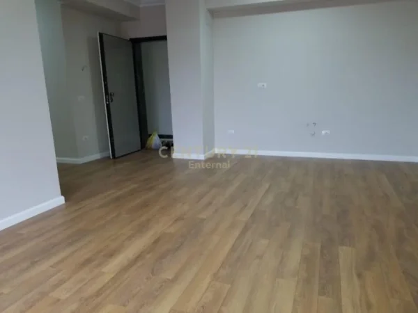 Tirane, jepet me qera zyre Kati 5, 110 m² 1.000 € (Myslym Shyri)