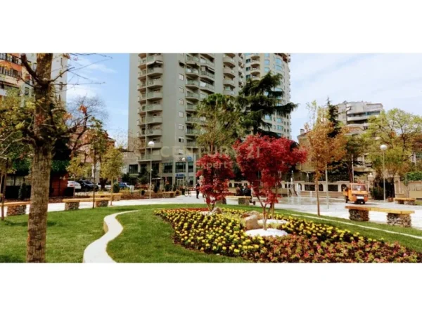Tirane, jepet me qera zyre Kati 3, 144 m² 1.500 € (Ish Blloku)