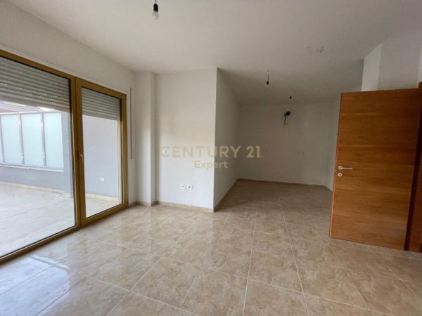 Tirane, jepet me qera zyre Kati 3, 144 m² 1.500 € (Ish Blloku)