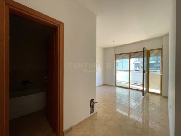 Tirane, jepet me qera zyre Kati 3, 144 m² 1.500 € (Ish Blloku)