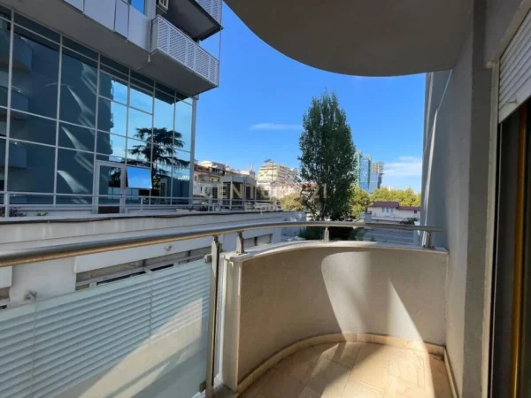 Tirane, jepet me qera zyre Kati 3, 144 m² 1.500 € (Ish Blloku)