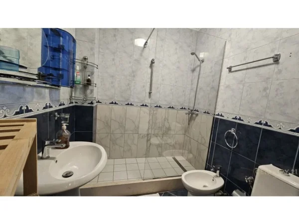 Tirane, jepet me qera apartament 2+1+Aneks+Ballkon Kati 6, 109 m² 800 € (Ish ekspozita)