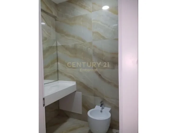 Tirane, jepet me qera apartament 2+1+Aneks+Ballkon Kati 5, 110 m² 1.000 € (Myslym Shyri)