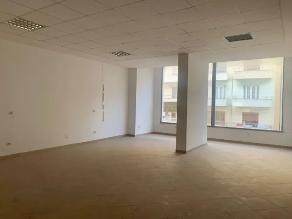 Durres, jepet me qera ambjent biznesi Kati 1, 80 m² 300 € (Rruga Pavaresia)