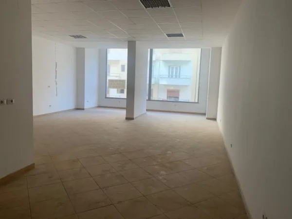 Durres, jepet me qera ambjent biznesi Kati 1, 80 m² 300 € (Rruga Pavaresia)