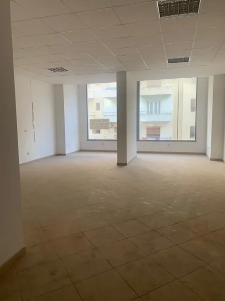 Durres, jepet me qera ambjent biznesi Kati 1, 80 m² 300 € (Rruga Pavaresia)