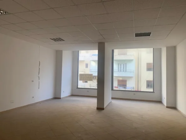 Durres, jepet me qera ambjent biznesi Kati 1, 80 m² 300 € (Rruga Pavaresia)