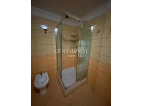 Tirane, jepet me qera apartament 3+1+Aneks+Ballkon Kati 3, 125 m² 600 € (Ali Demi)