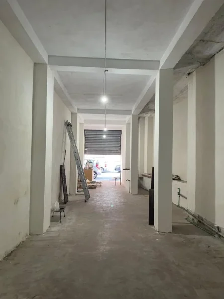 Durres, jepet me qera ambjent biznesi Kati 0, 90 m² 450 € (Rruga Egnatia)