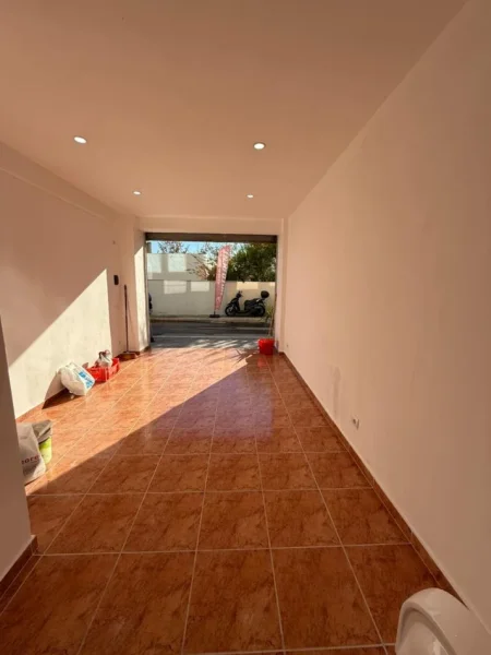 Durres, jepet me qera dyqan Kati 0, 19 m² 300 € (Rruga e Portit)