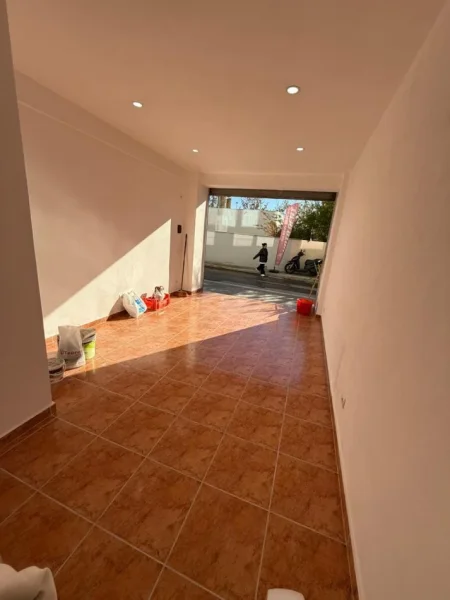 Durres, jepet me qera dyqan Kati 0, 19 m² 300 € (Rruga e Portit)