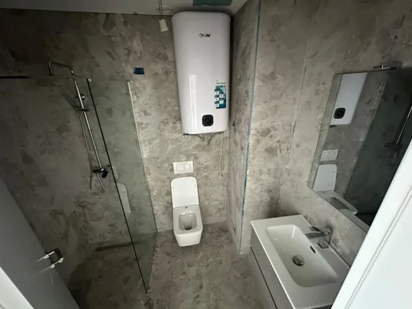 Tirane, jepet me qera ambjent biznesi Kati 9, 120 m² 1.000 € (Liqeni artificial i Tiranes (kompleksi Lake View))