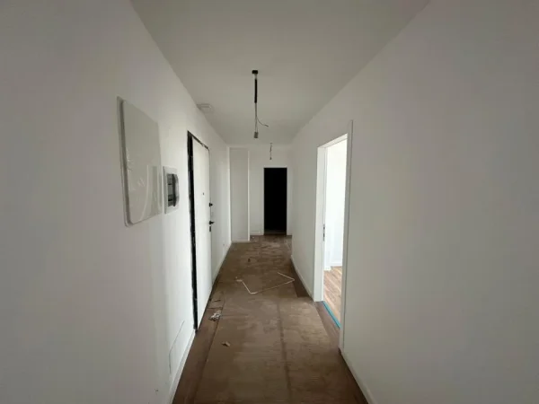 Tirane, jepet me qera ambjent biznesi Kati 9, 120 m² 1.000 € (Liqeni artificial i Tiranes (kompleksi Lake View))