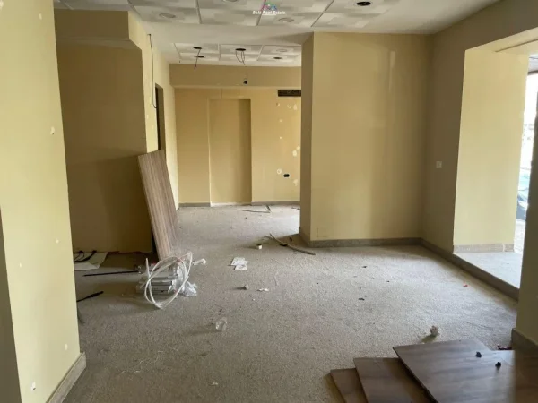 Tirane, jepet me qera dyqan Kati 2, 100 m² 2000 € (Shallvaret)