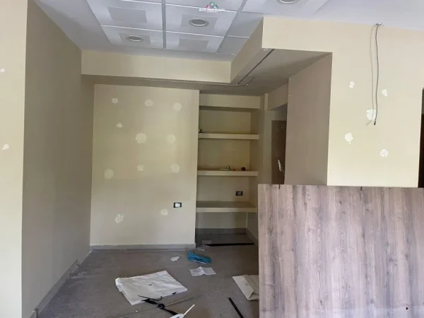 Tirane, jepet me qera dyqan Kati 2, 100 m² 2000 € (Shallvaret)