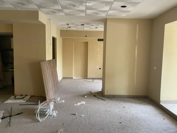 Tirane, jepet me qera dyqan Kati 2, 100 m² 2000 € (Shallvaret)