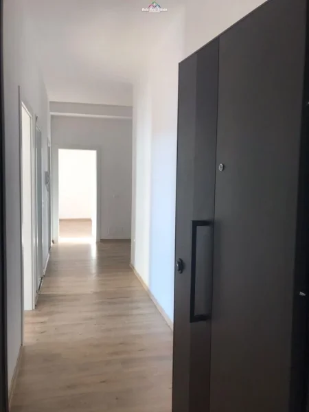 Tirane, jepet me qera zyre Kati 5, 156 m² 1.500 € (Myslym Shyri)