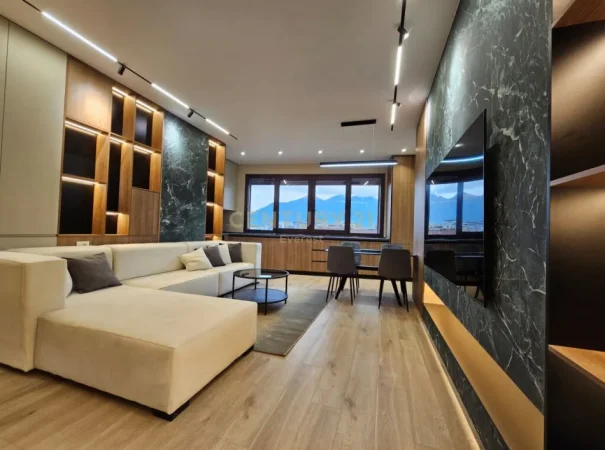 Tirane, jepet me qera apartament 2+1 Kati 8, 117 m² 1.600 € (Rruga e Barrikadave)