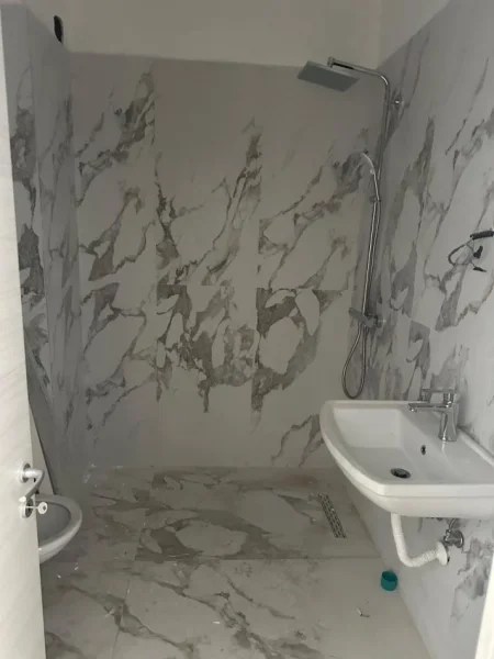 Tirane, jepet me qera ambjent biznesi Kati 2, 67 m² 800 € (Myslym Shyri)