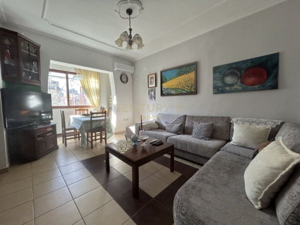 Tirane, jepet me qera apartament 3+1+Aneks+Ballkon Kati 4, 100 m² 650 € (Pazari i Ri)