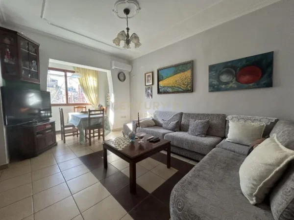 Tirane, jepet me qera apartament 3+1+Aneks+Ballkon Kati 4, 100 m² 650 € (Pazari i Ri)